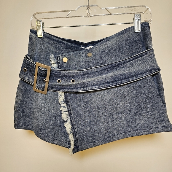 👍I.AM.GIA Ezra low waisted belt buckle jean denim mini skirt size S US - Picture 2 of 5